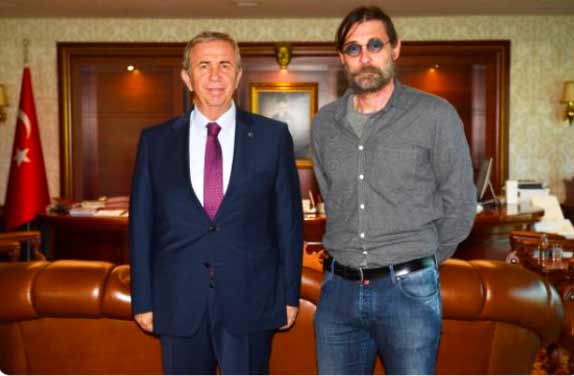 Yayınlandığı dönemde Behzat Ç. dizisindeki performansıyla milyonlarca kişi tarafından ilgiyle takip edilen ünlü oyuncu Erdal Beşikçioğlu, Ankara Büyükşehir Belediye Başkanı Mansur Yavaş'ı makamında ziyaret etti. Ankara Büyükşehir Belediyesi'nin resmi hesabı o anları sosyal medyada yayınladı. Yayınlandığı dönemde Behzat Ç. dizisindeki performansıyla milyonlarca kişi tarafından ilgiyle takip edilen ünlü oyuncu Erdal Beşikçioğlu, Ankara Büyükşehir Belediye Başkanı Mansur Yavaş'ı makamında ziyaret etti. Ankara Büyükşehir Belediyesi'nin resmi hesabı o anları sosyal medyada yayınladı.