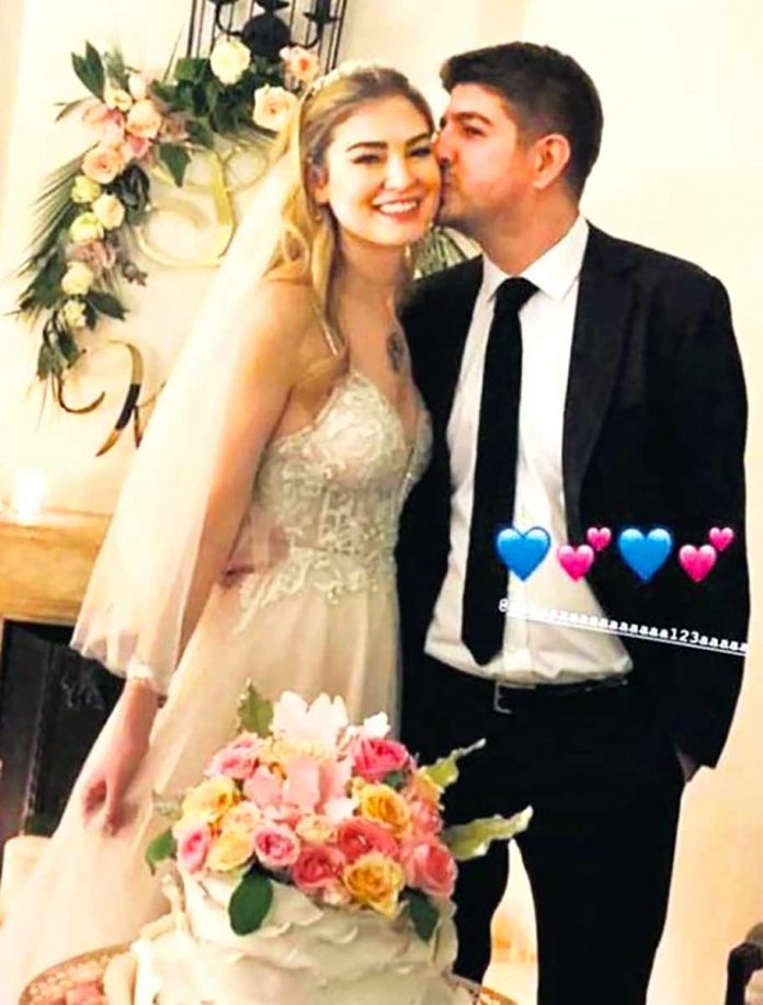 Şovmen Mehmet Ali Erbil'le birlikteliği bir dönem çok konuşulan Sedef Altuntaş, ikinci kez nikah masasına oturdu. Altuntaş'ın 10 haftalık hamile olduğu söyleniyor. Şovmen Mehmet Ali Erbil'le birlikteliği bir dönem çok konuşulan Sedef Altuntaş, ikinci kez nikah masasına oturdu. Altuntaş'ın 10 haftalık hamile olduğu söyleniyor.