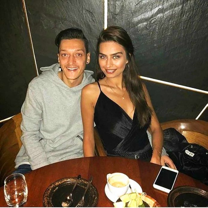 Haziran ayında İstanbul'da hayatlarını birleştirecek olan Mesut Özil ile nişanlısı Amine Gülşe, maç için gittikleri Azerbaycan'da aşk tazelediler.
