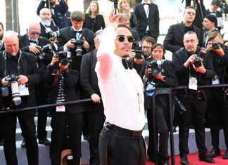 Nusret Gökçe de '72. Cannes Film Festivali'ne katıldı ve kırmızı halı üzerinde kendisiyle özdeşleşen Saltbae hareketini yaptı.