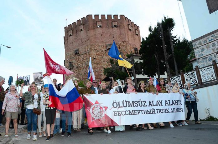 Sovyetler Birliği'nin İkinci Dünya Savaşı'nda Nazi Almanyası'nı mağlup etmesinin 74. yıl dönümü Alanya'da da kutlandı.