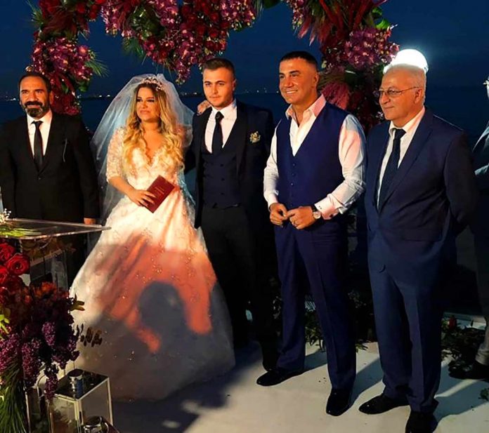 Şarkıcı Kibariye'nin kızı Birgül Küçükbalçık'ın nikah şahidi Sedat Peker oldu. Kibariye, Sedat Peker'e şarkı da söyledi.