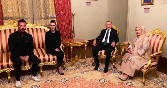 Cumhurbaşkanı Recep Tayyip Erdoğan'ın Dolmabahçe Sarayı'ndaki Muayede Salonu'nda verdiği iftar iş, sanat ve spor dünyasından birçok ünlü isim katıldı.