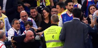 Oyuncu Yasemin Özilhan, eşi İzzet Özilhan ile gittiği Euroleague'de final maçı olan Anadolu Efes-CSKA Moskova karşılaşmasında saldırıya uğradı. Yaşanan saldırı ise bir taraftar tarafından anbean kaydedildi.