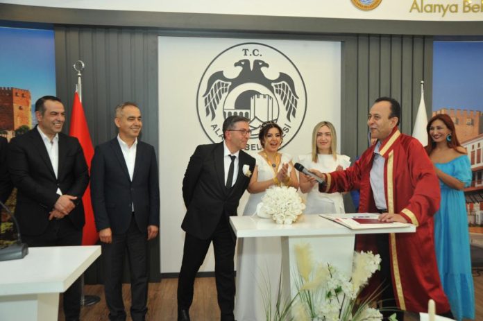 Dünya evine girdiler